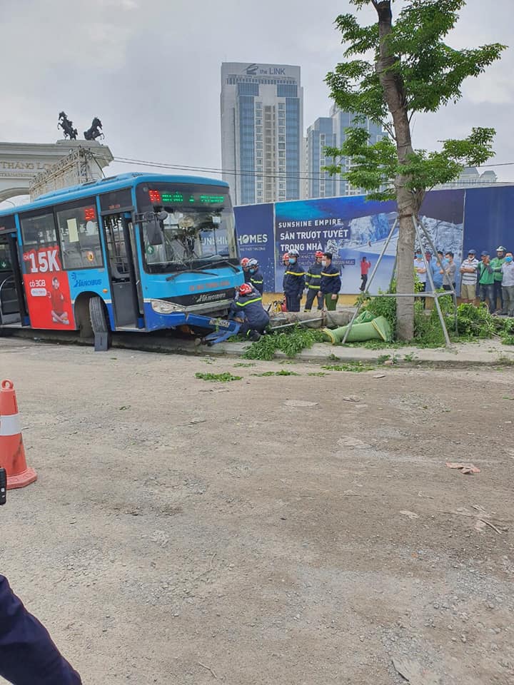 Hà Nội Xe buýt bất ngờ lao lên vỉa hè tông người đi bộ