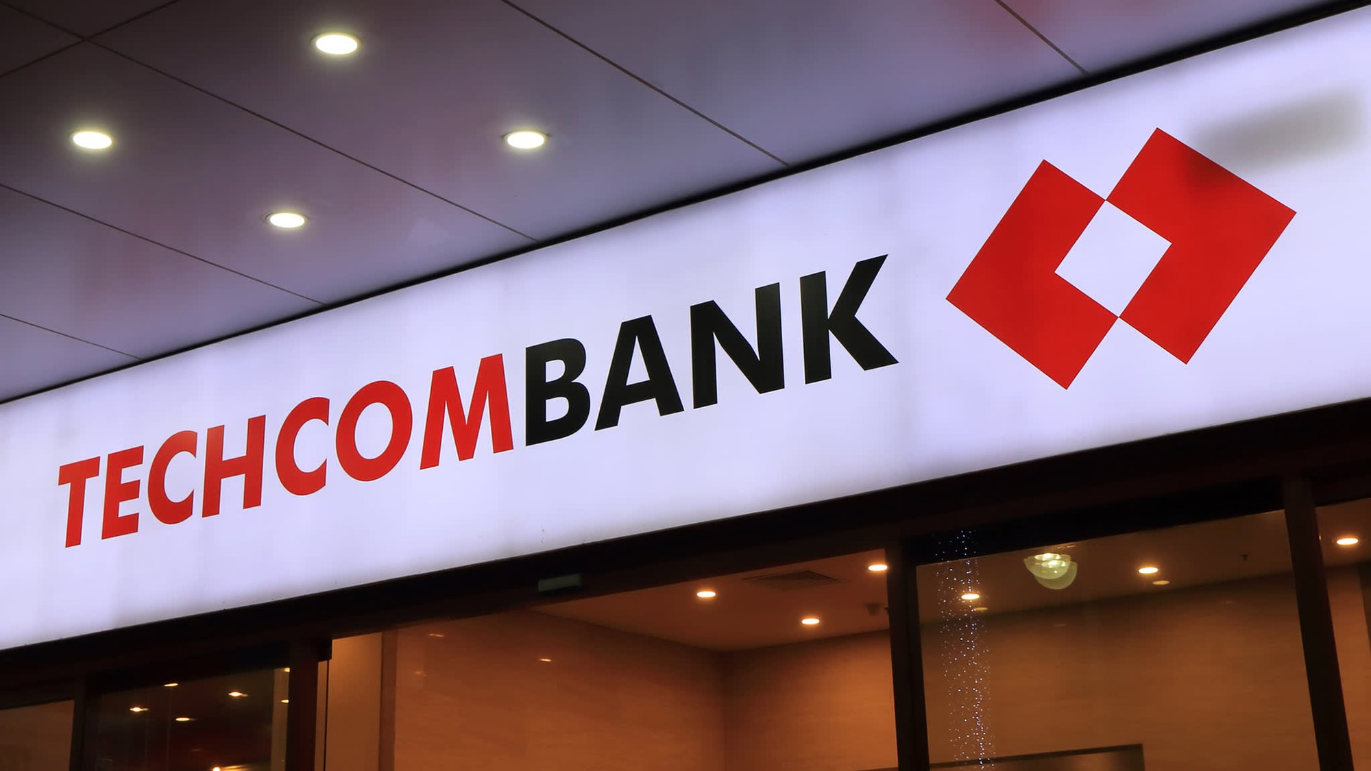 Người có liên quan lãnh đạo VIB Bank và Techcombank bị phạt 40 triệu đồng do không báo cáo việc dự kiến giao dịch