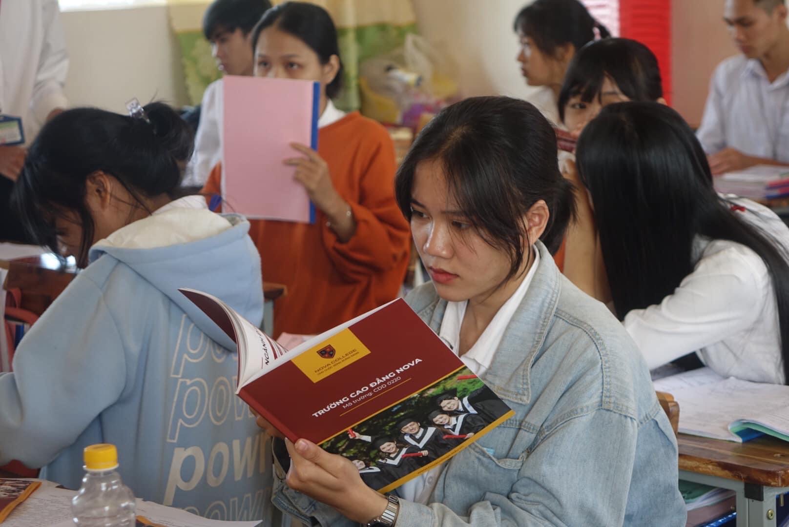 Nhiều học sinh thích thú với ngành hàng không, điều dưỡng của Nova College