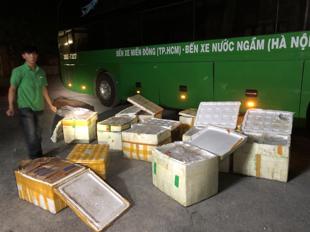 Bắt xe khách chở gần 1 tấn nội tạng trâu bò, trứng gà non hôi thối không rõ nguồn gốc