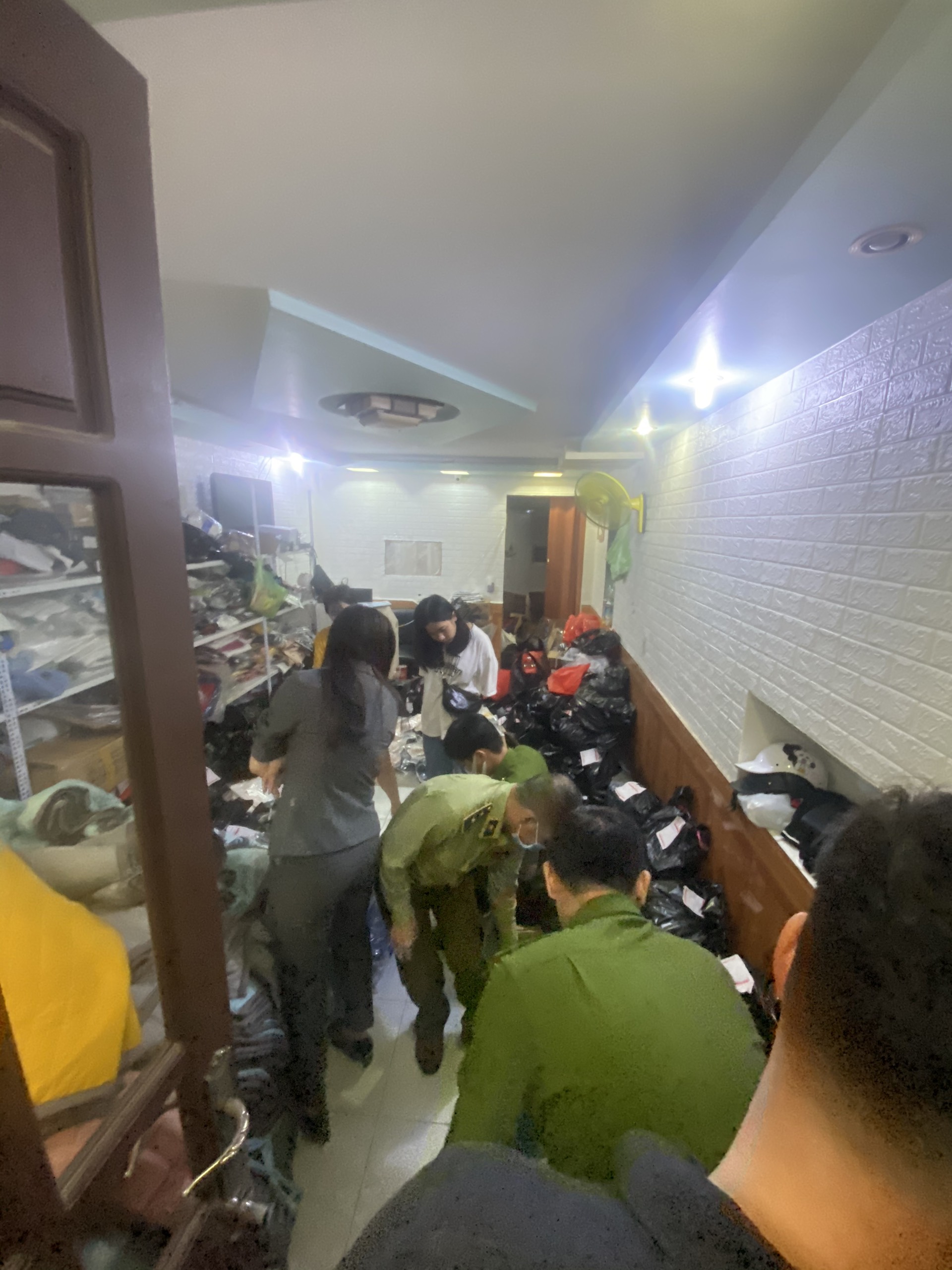 Hải Phòng Tạm giữ gần 1.000 sản phẩm hàng hóa là quần áo, đồ gia dụng không rõ nguồn gốc xuất xứ