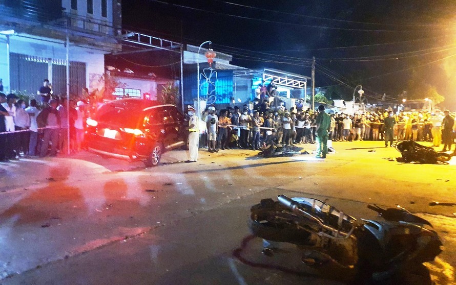 Quảng Nam Ô tô tông liên tiếp vào nhiều xe máy, 2 người chết, 6 người bị thương