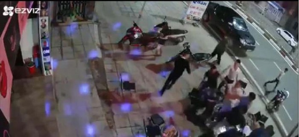 Truy tìm nhóm côn đồ đánh hội đồng 1 người dã man