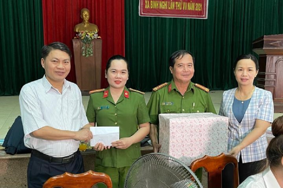 Bình Định Lãnh đạo Huyện ủy, UBND thăm, động viên cán bộ, chiến sĩ làm căn cước công dân tại xã Bình Nghi