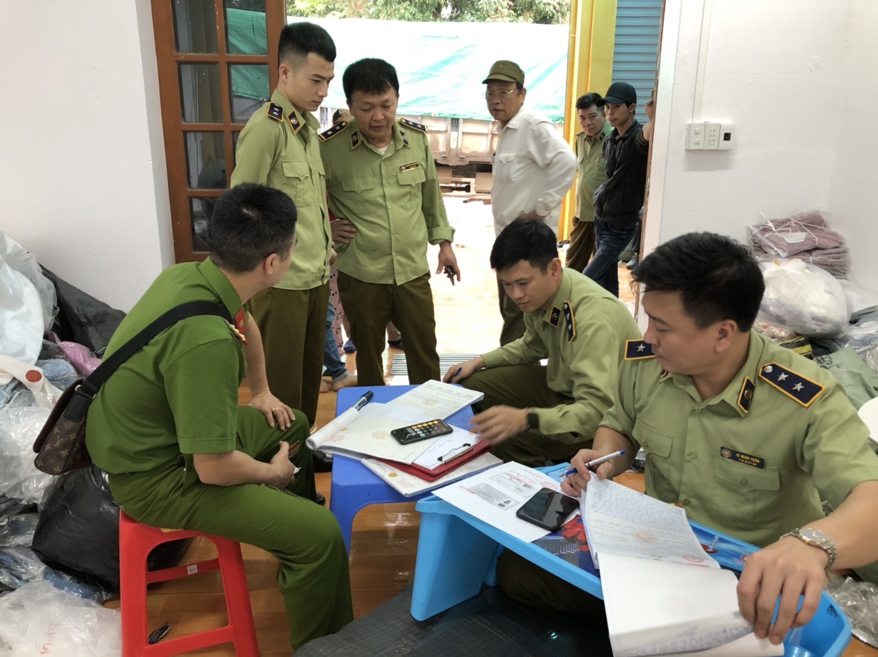 Phát hiện kho chứa 15.000 áo len không rõ nguồn gốc