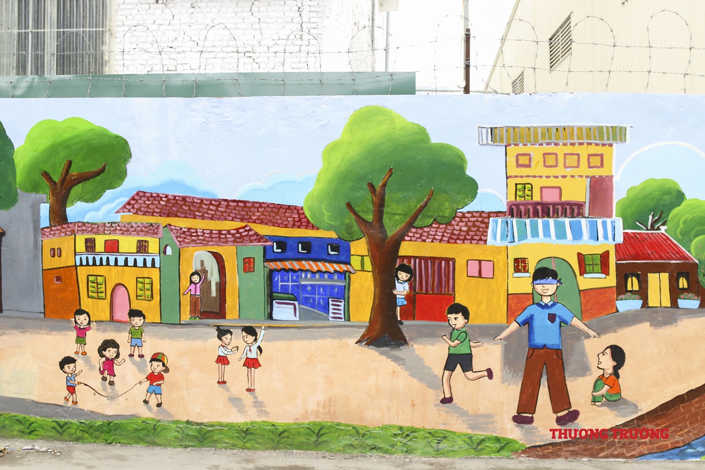 Bức tường sau vụ cháy nhà máy Rạng Đông được khoác áo mới