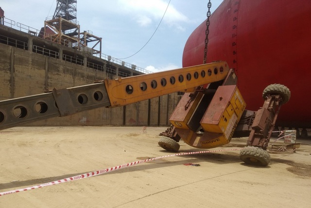 Xe nâng gặp sự cố, 2 công nhân Công ty Công nghiệp tàu thủy Dung Quất thiệt mạng