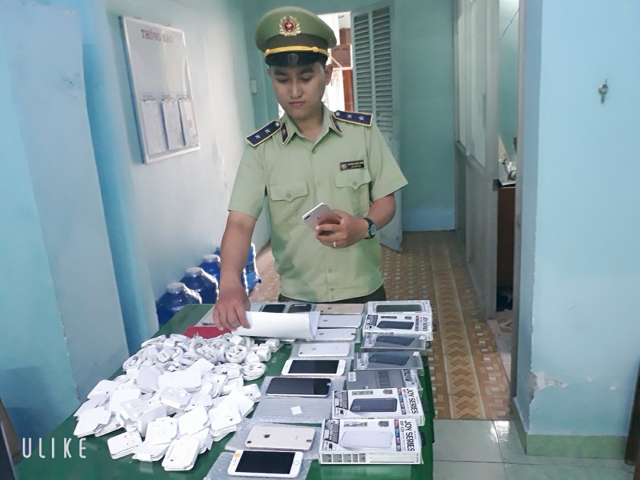 Tiền Giang Tạm giữ lô hàng điện thoại qua sử dụng có dấu hiệu hàng nhập lậu