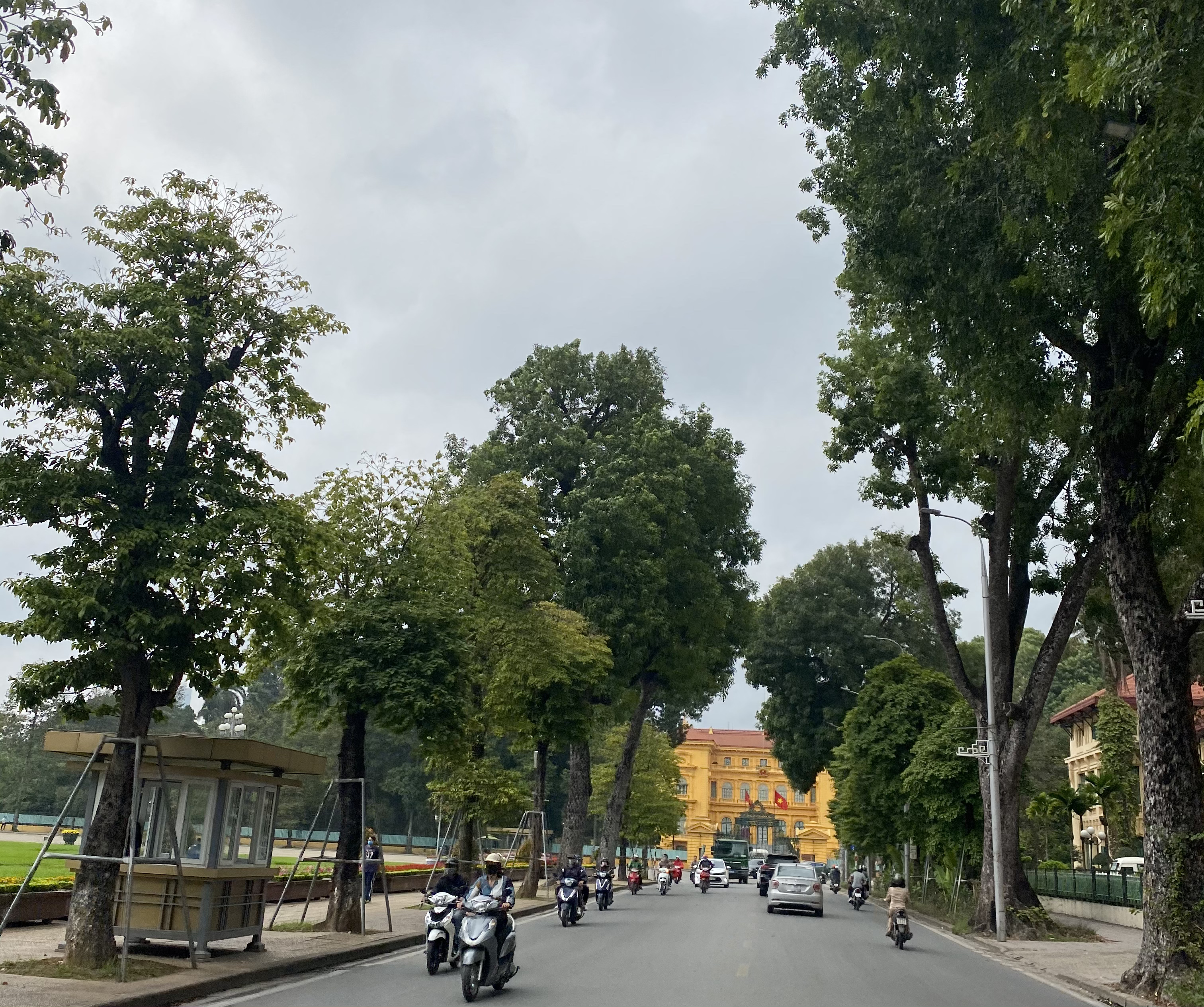 Dự báo thời tiết ngày 204 Miền Bắc tăng nhiệt độ, cảnh báo mưa gió trên biển