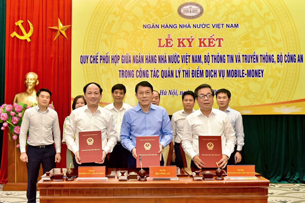 Ký kết quy chế phối hợp trong quản lý trong thí điểm dịch vụ Mobile Money