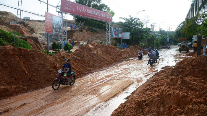Cát đỏ tại dự án Goldsand Hill Villa đổ tràn xuống khu dân cư