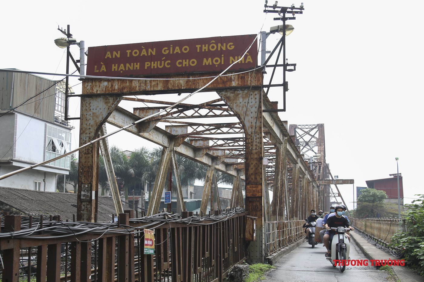 Cầu Long Biên xuống cấp nghiêm trọng