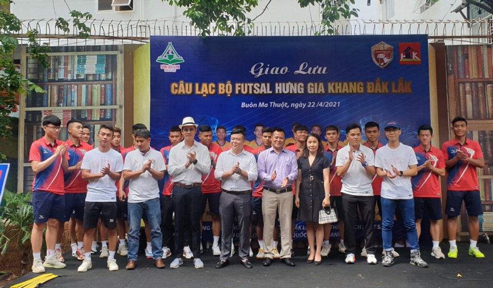 Câu lạc bộ Futsal Hưng Gia Khang giao lưu với người hâm mộ 