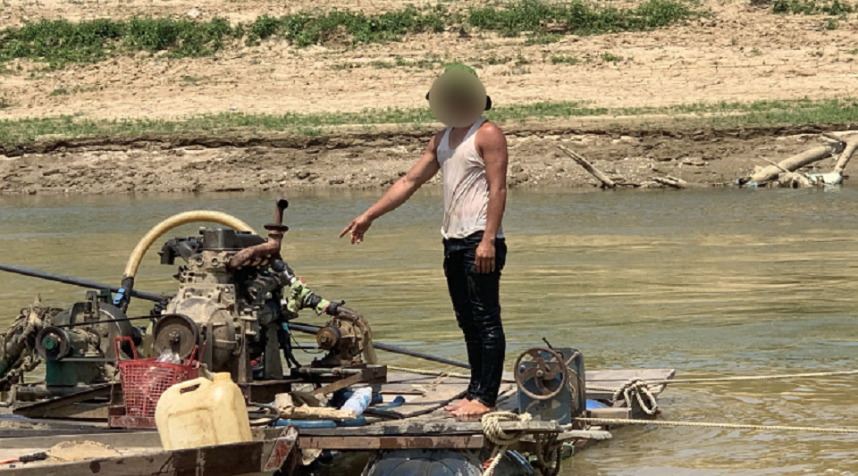 Đắk Nông Bắt giữ 2 đối tượng hút cát trái phép dưới lòng sông