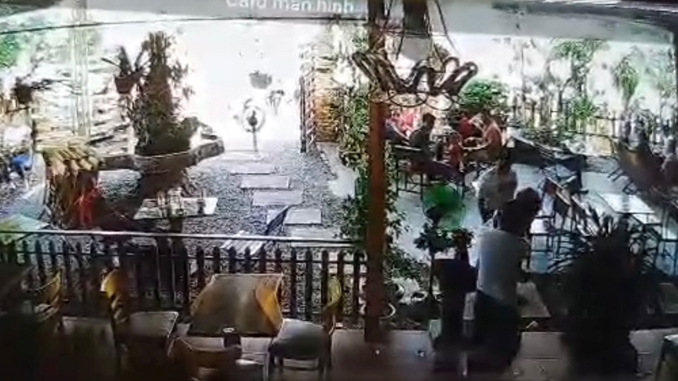 Triệu tập tên côn đồ hành hung người ở quán cà phê