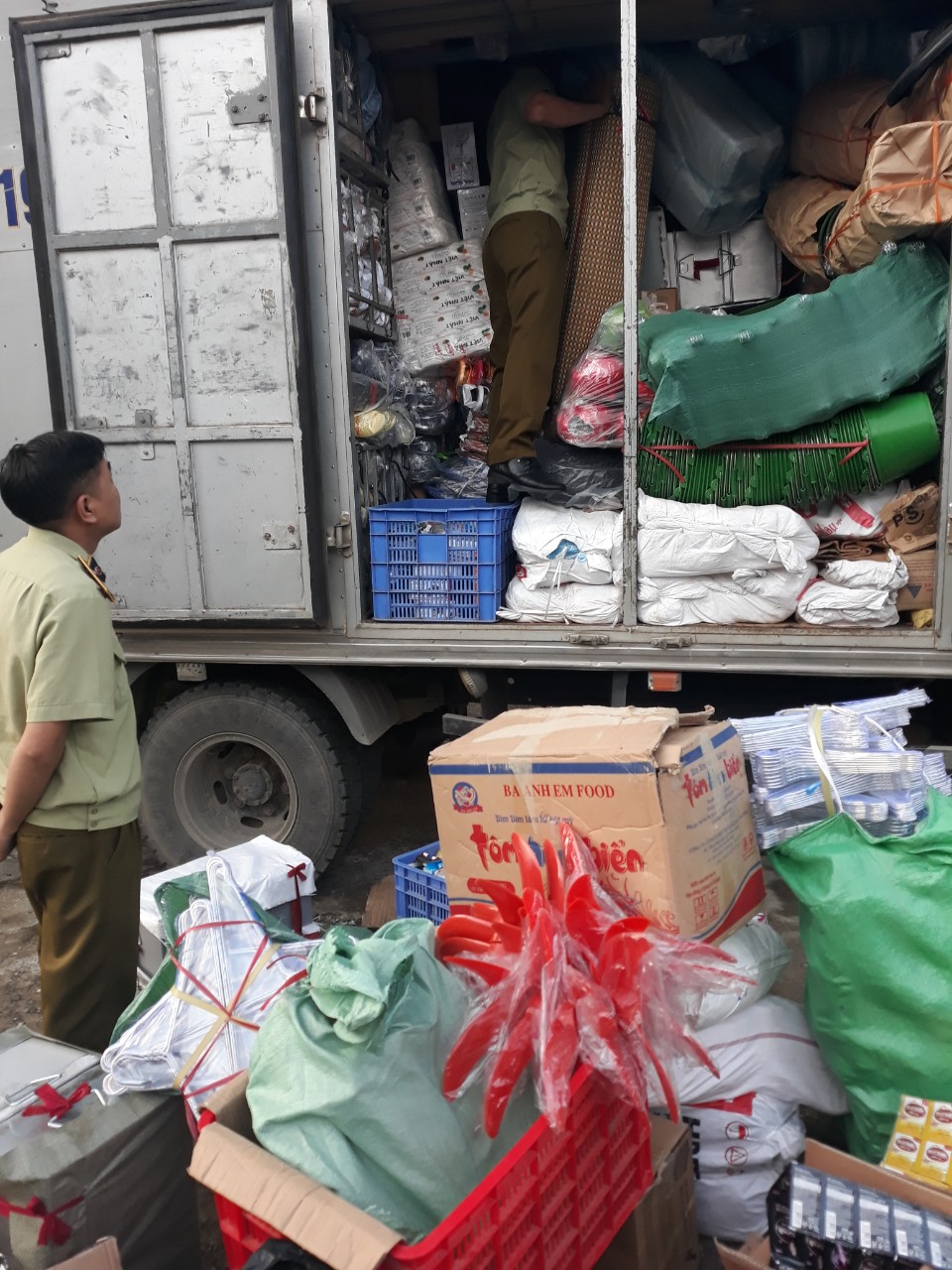 Phát hiện, thu giữ 800 chiếc đèn pin nhập lậu