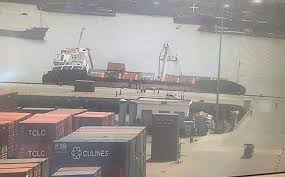 Tàu chở hàng lật nghiêng, nhiều container rơi xuống sông