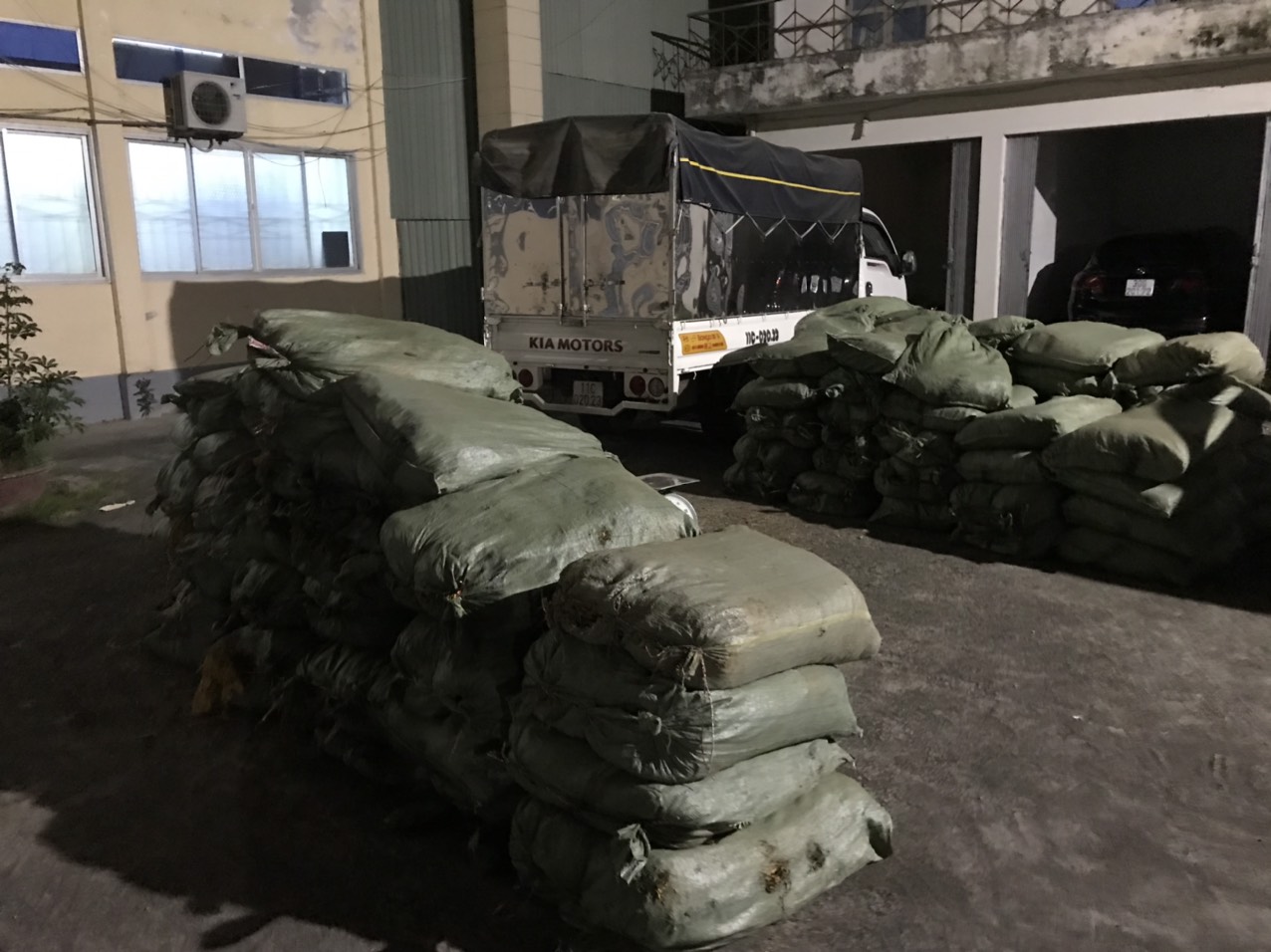 Tạm giữ hơn 1,8 tấn nguyên liệu lá thuốc lá không rõ nguồn gốc xuất xứ