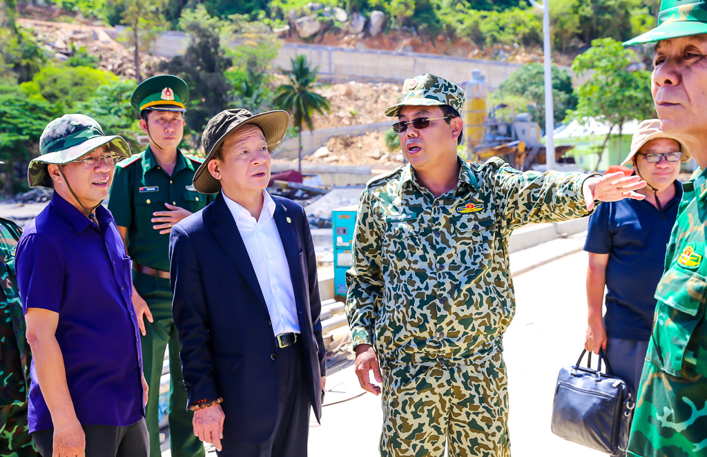 Lãnh đạo tỉnh Cà Mau và TT Group thăm và tặng quà cán bộ chiến sỹ làm nhiệm vụ trên đảo Hòn Khoai