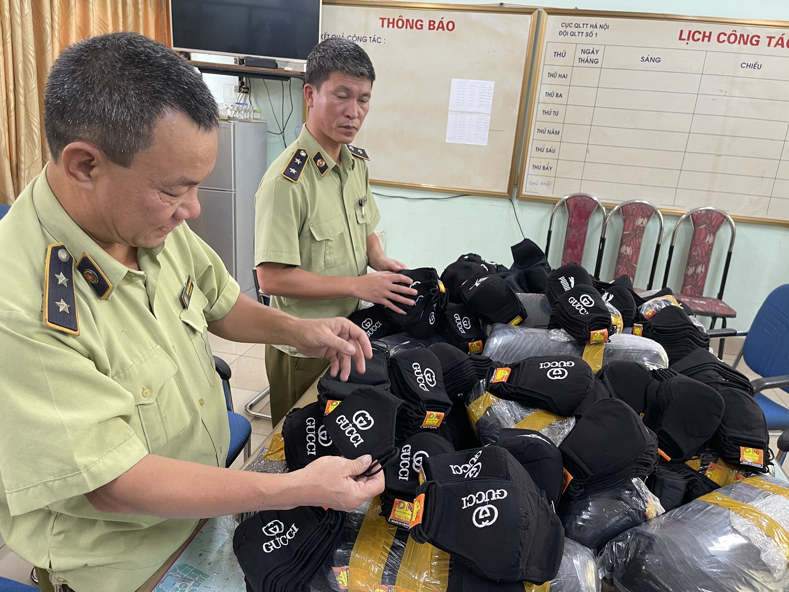 Thu giữ gần 2.000 khẩu trang giả mạo các nhãn hiệu nổi tiếng