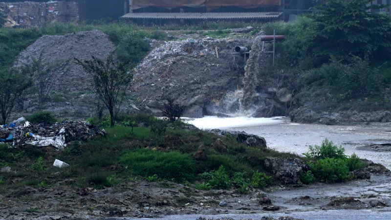 Bắc Ninh Xử phạt và đình chỉ hoạt động 6 cơ sở sản xuất gây ô nhiễm ở làng giấy Phong Khê