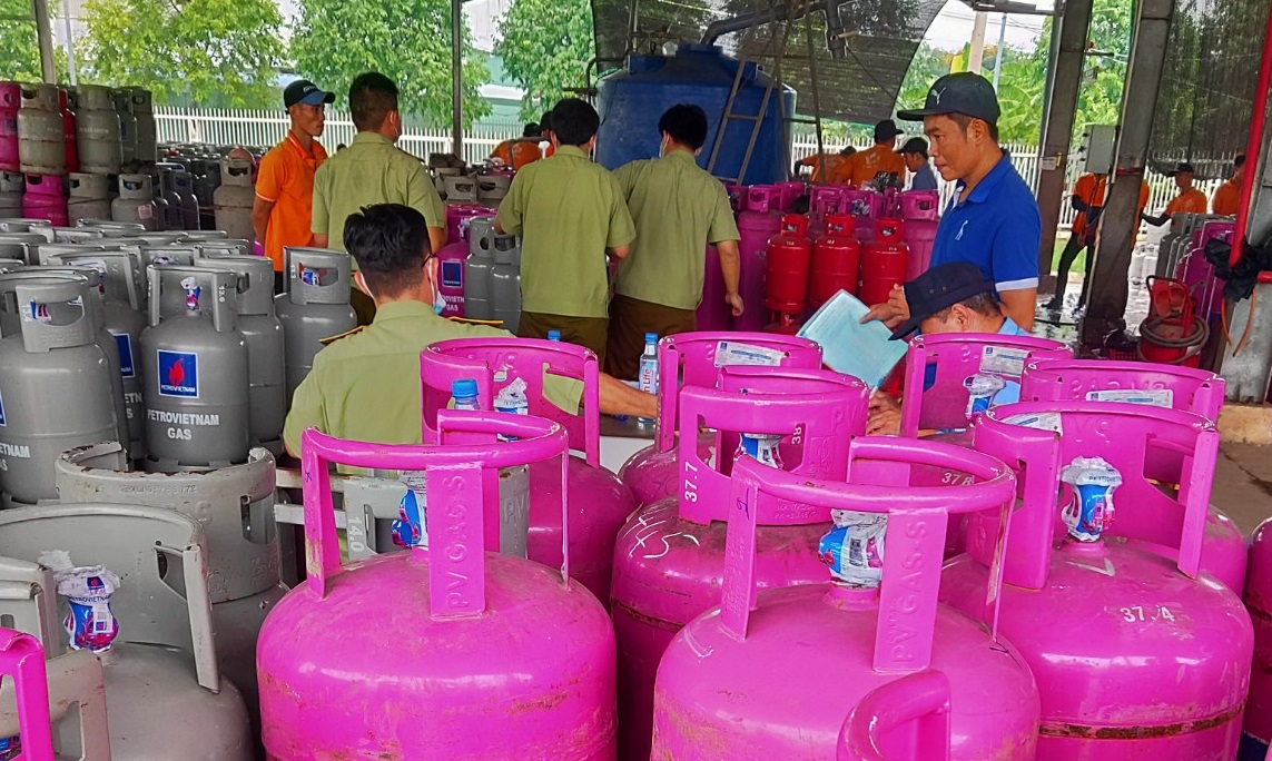 Phát hiện hàng trăm chai LPG có dấu hiệu vi phạm trong chiết nạp tại Công ty Vịnh Phát
