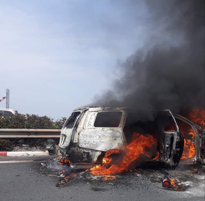 Xe ô tô 7 chỗ bất ngờ bốc cháy ngùn ngụt trên cao tốc
