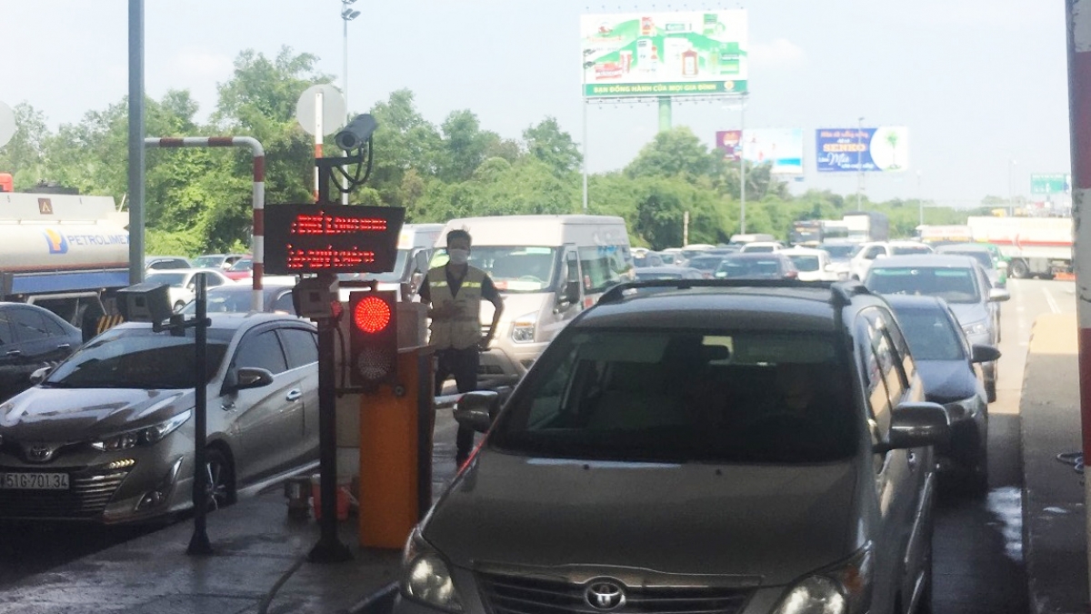Không xả trạm khi ùn tắc, trạm thu phí TP HCM - Long Thành bị lập biên bản