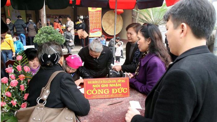 Bộ Tài chính khuyến khích người dân chuyển khoản tiền công đức