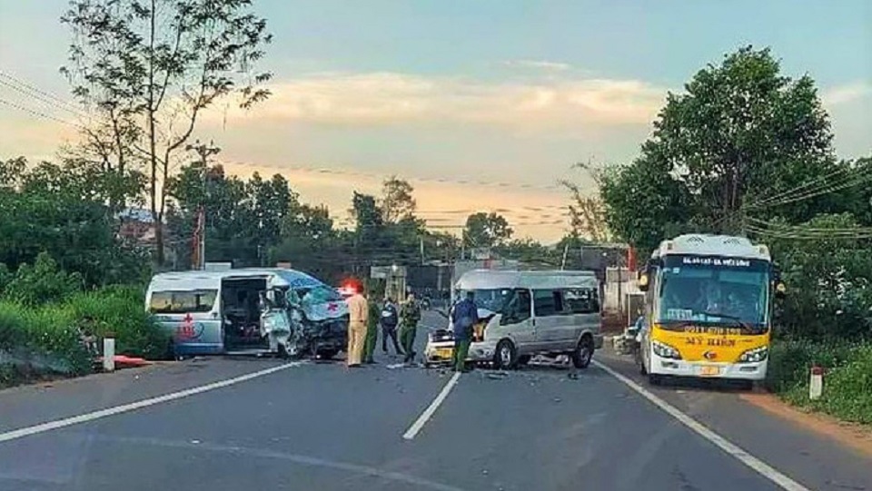 Xe cứu thương đấu đầu xe khách, nhiều người bị thương
