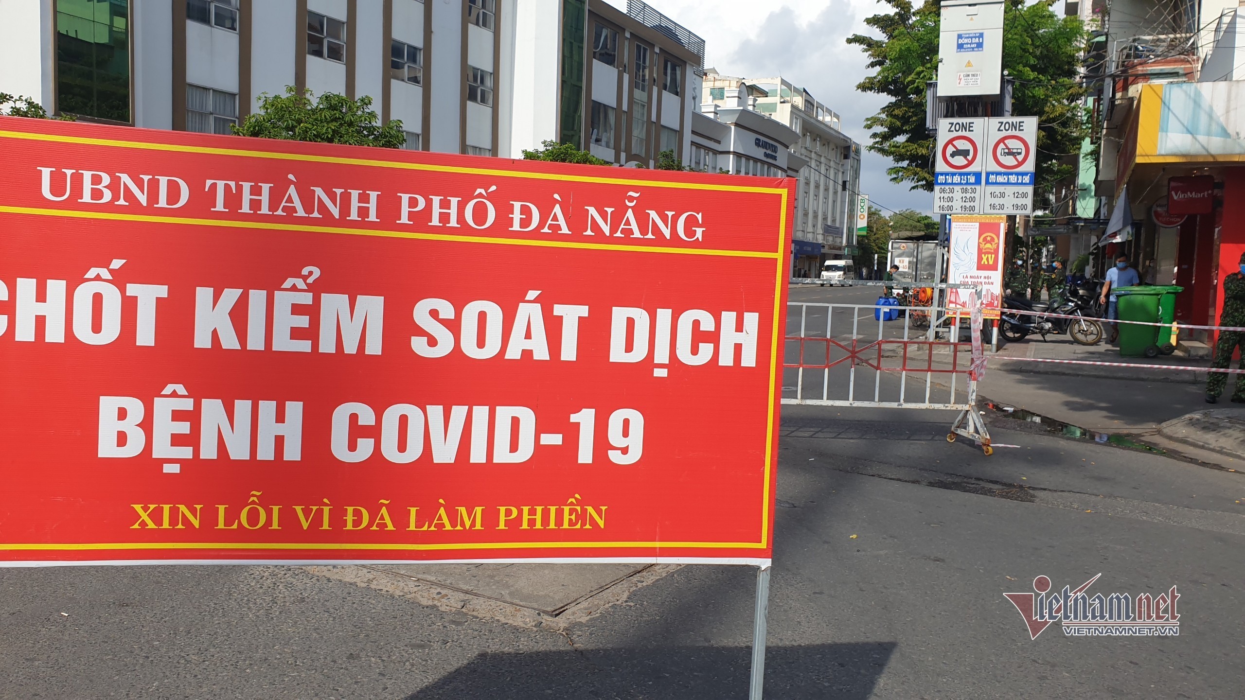 Phong tỏa, khử khuẩn  khu dân cư xung quanh vũ trường New Phương Đông, Đà Nẵng