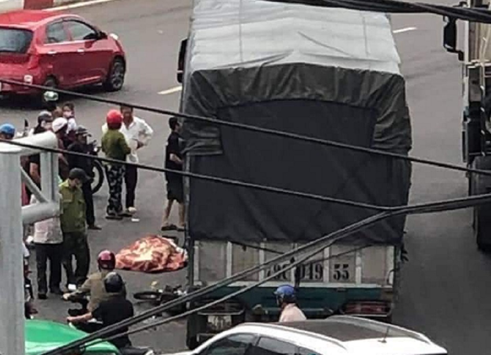 Đắk Lắk Va chạm với xe tải, nam sinh lớp 12 tử vong thương tâm