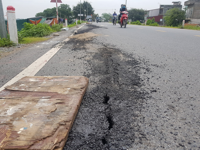 Hà Nội Gần 30m đê Hữu Hồng xuất hiện nhiều vết nứt, gãy qua địa phận huyện Đan Phượng