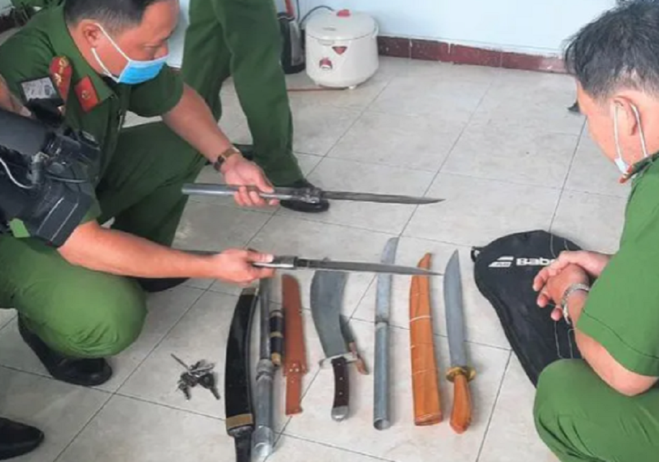 Bắt hai đối tượng tàng trữ ma túy cùng nhiều hung khí nguy hiểm