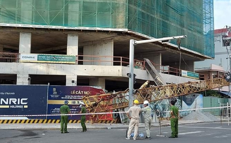 Phú Yên Hoảng hồn cần cẩu nặng hàng tấn rơi xuống từ tòa nhà cao tầng