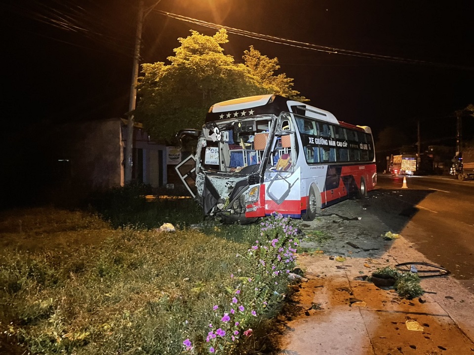 Xe khách đấu đầu xe tải, hàng chục người thương vong