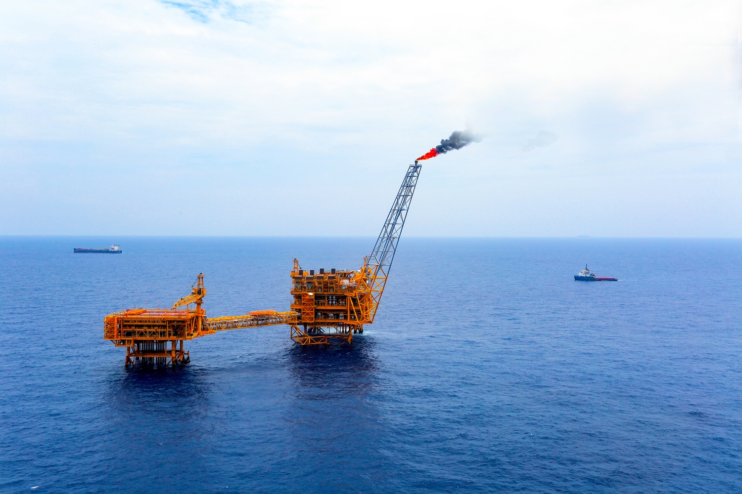 PVN thực hiện được 94% mục tiêu lợi nhuận năm sau 4 tháng nhờ giá dầu tăng cao