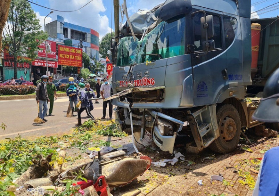 Xe đầu kéo mất lái lao lên vỉa hè khiến nhiều người hoảng loạn bỏ chạy