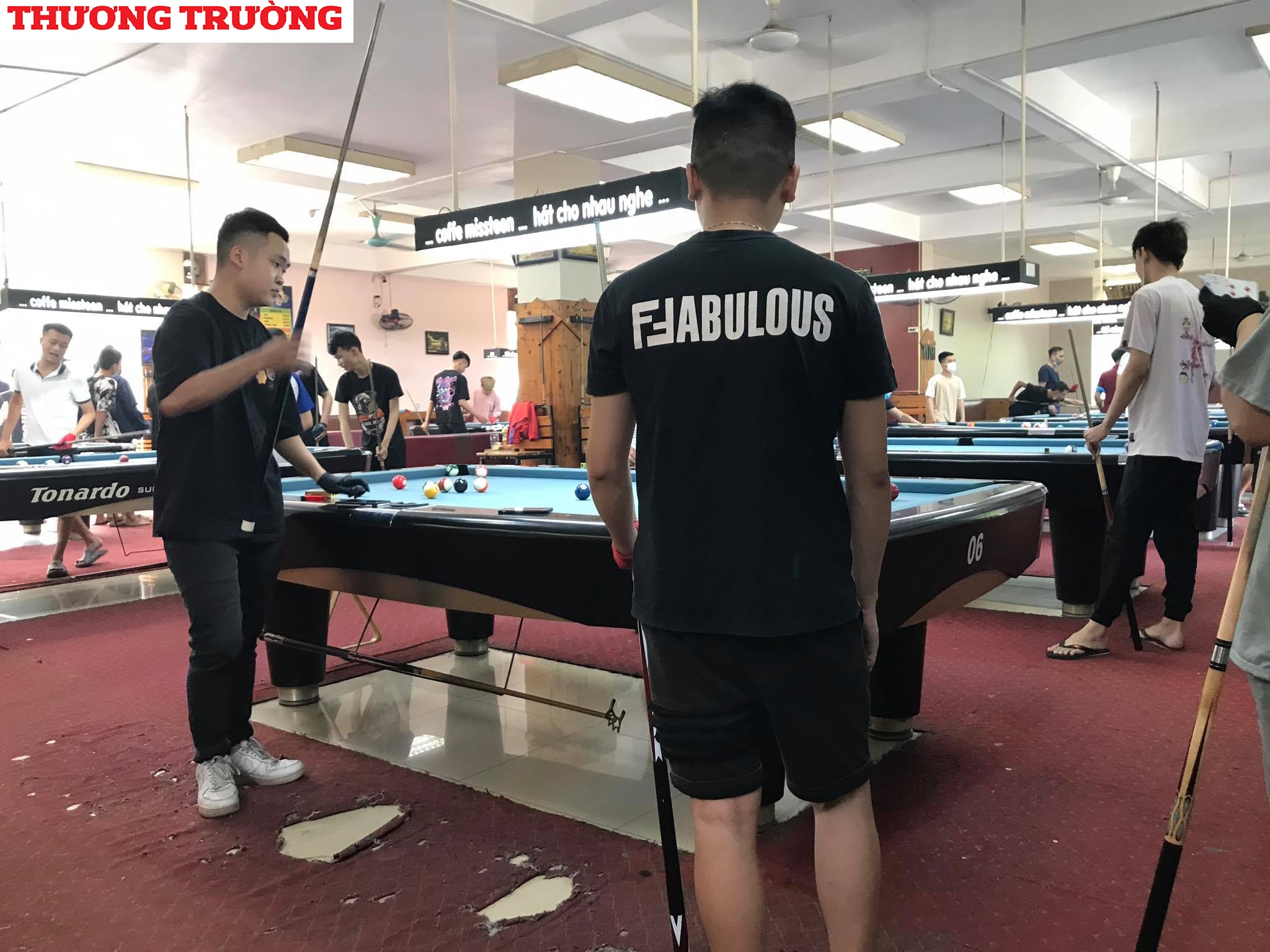 Hà Nội Bất chấp dịch Covid-19 bùng phát, quán bida tài năng trẻ missteen vẫn vô tư đón khách