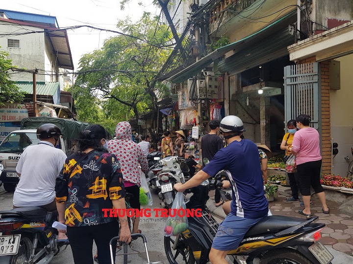 Sau lệnh giải tỏa chợ cóc, chợ tạm tại Quận Thanh Xuân vẫn hoạt động nhộn nhịp