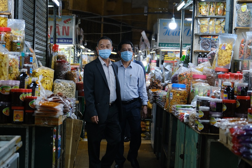 Chủ tịch tỉnh Lâm Đồng ra chợ động viên tiểu thương mùa dịch 