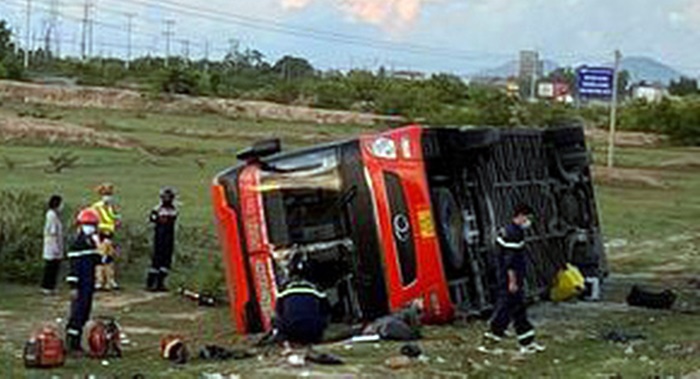 Ninh Thuận Xe khách lật trên đường, 9 người bị thương nặng