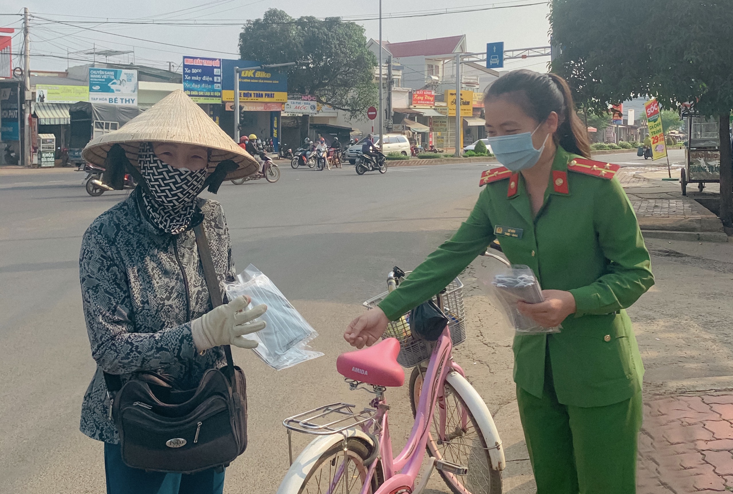 Công an Đắk Lắk đội nắng phát khẩu trang miễn phí cho người dân để phòng chống COVID-19 