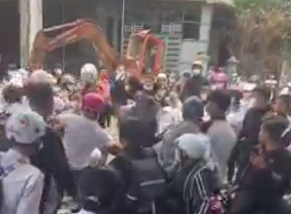 Làm rõ clip nhóm học sinh cấp 3 lao vào hỗn chiến trước cổng trường