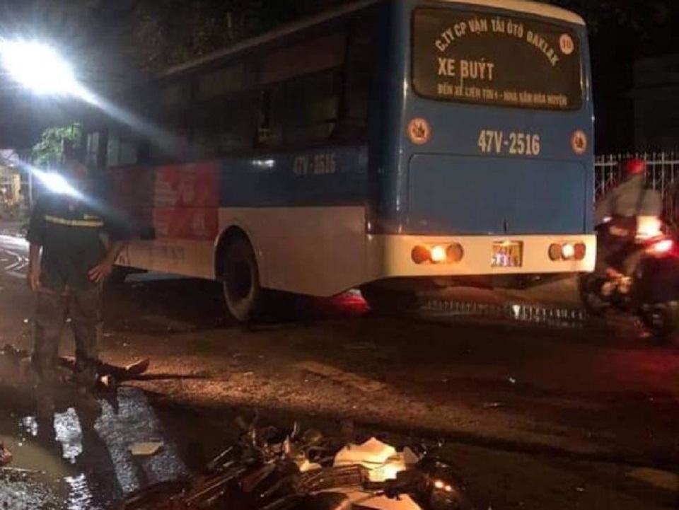 Đắk Lắk Va chạm với xe buýt, 2 người trên xe máy tử vong thương tâm