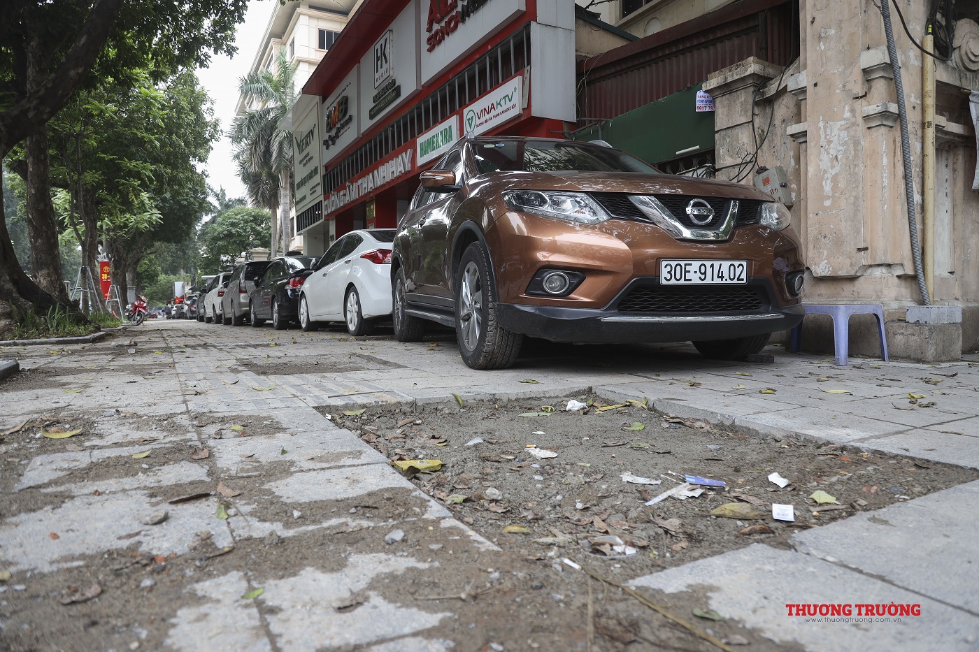 Hà Nội Vỉa hè cải tạo chưa xong, ô tô đỗ la liệt