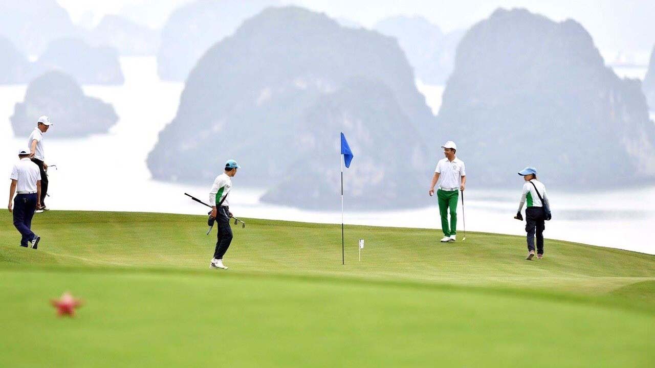 Quảng Ninh tạm dừng hoạt động sân golf, hàng quán vỉa hè