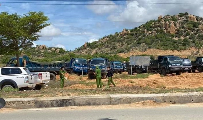 NINH THUẬN Khai thác cát trái phép, hàng chục xe ben bị tạm giữ