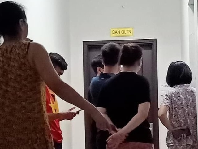 Treo băng rôn trong nhà đòi tiện ích, nửa đêm bị cắt điện