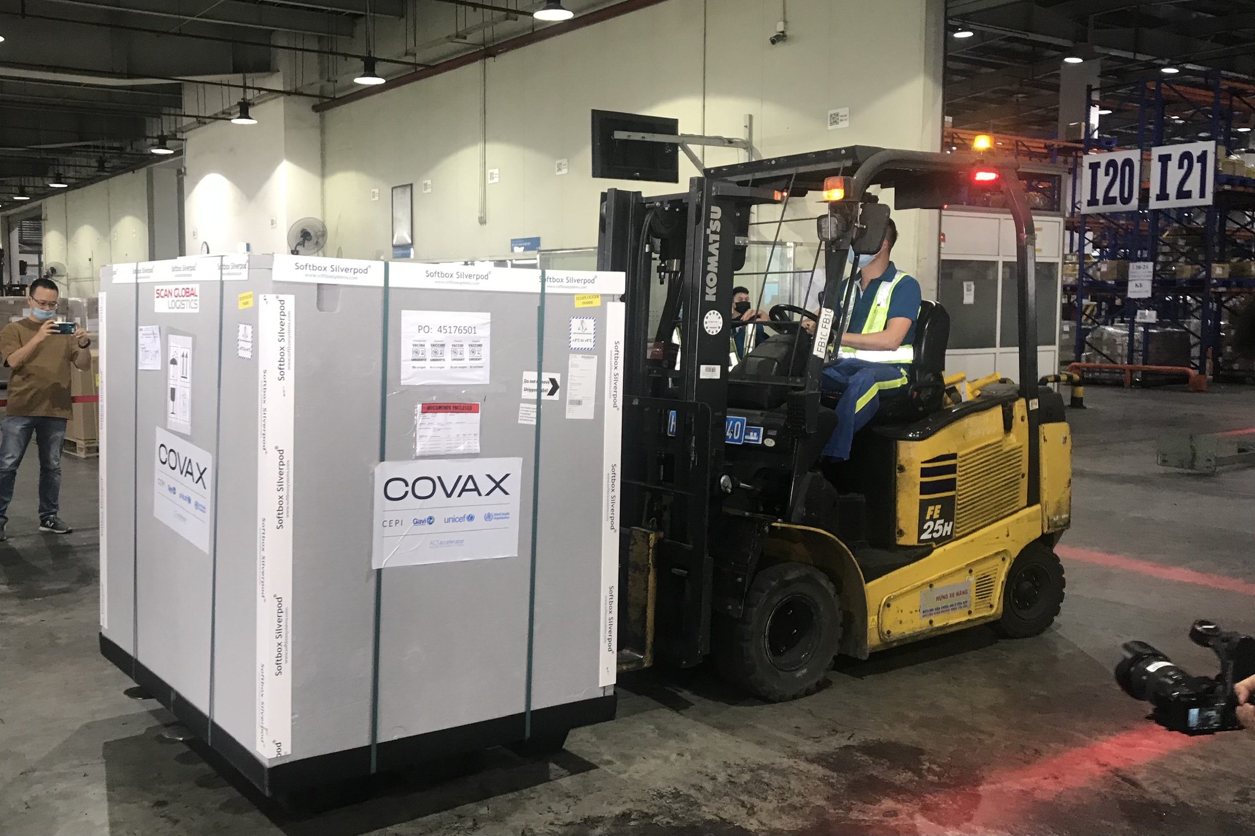 Chiều 165 Thêm 1.682 triệu liều vacine phòng COVID-19 về đến Việt Nam 